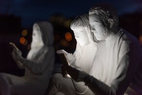 Художница создала скульптуру, показывающую зависимость людей от гаджетов