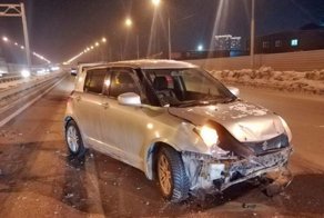 Девушку закрутило на скользкой дороге, при попытке уйти от столкновения в Новосибирске