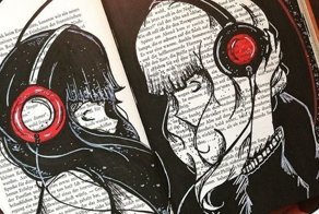 Новая жизнь старых книг: художница использует книжные страницы как холст