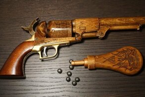 Револьвер Colt Dragoon 1848 из дерева