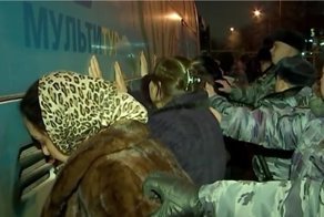 Как бойцы ОМОНа заглядывают «на огонек» к цыганам