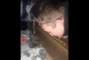 Решили нa cпop лизнуть рельс на морозе