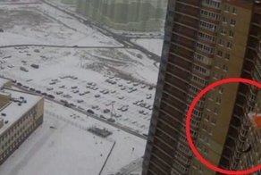 Экстремал прыгнул с парашютом с 27-го этажа новостройки в Мурино 