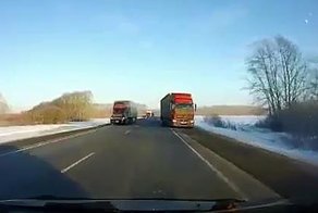 Опасная ситуация: прошёл между двумя фурами