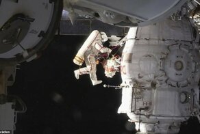 Российским космонавтам пришлось исследовать поврежденный "Союз МС-09" ножом
