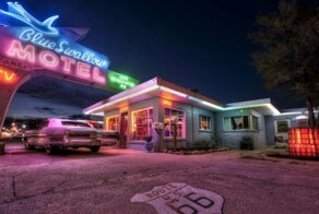 Неоновые вывески мотелей на легендарном шоссе Route 66