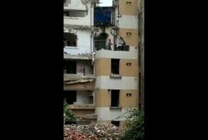 Мастер-ломастер: азиат чуть не отправил себя на тот свет, разрушая здание кувалдой