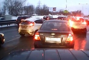 Когда все пропускают через одного, но ты на УАЗике и тебе скучно