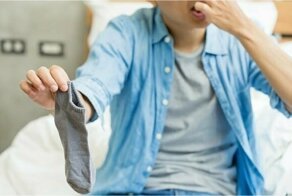 Китаец серьезно заболел и попал в больницу, понюхав собственные носки