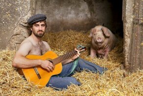 Ирландские фермеры сфотографировались с животными и выпустили свой горячий календарь
