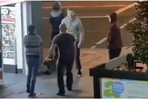Парень заступился за девушек и раскидал пьяную компанию