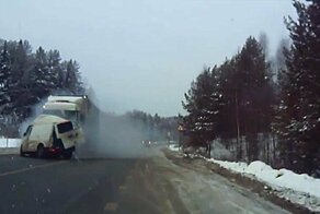 Авария дня. Фургон столкнулся с грузовиком в Кировской области