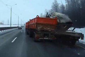 Один останавливается на трассе, второй не смотрит за дорогой