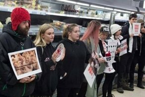 Веганы устроили митинг памяти в честь погибших рождественских индеек