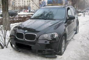 В Белгороде BMW вылетел на тротуар и сбил двух человек