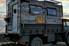 Чтобы прекратить жить на съемной квартире, парень превратил старый грузовик в дом на колесах