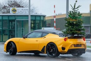 Экстремальная доставка новогодней ёлки на спорткаре Lotus