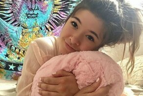 24-летняя женщина зарабатывает 56 тысяч долларов в год, обнимая незнакомцев в своем доме