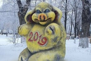 Адская свинья: фигуру страшной хрюши установили к Новому году в Самаре