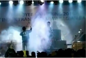 В Индонезии музыкантов смыло со сцены волной цунами