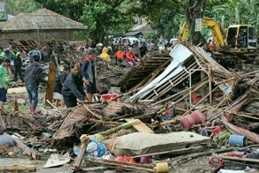 Число жертв цунами в Индонезии достигло 222 человек