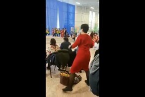 Учительница всем сердцем переживает за своих учеников