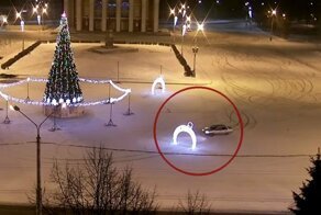 Парень устроил заезд вокруг новогодней ёлки в Петрозаводске и сломал декоративную арку