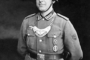 Рыцарское наследие на груди у немецкого солдата