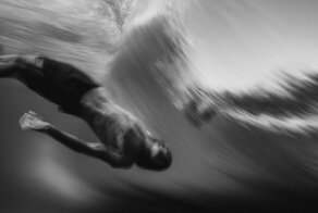 Портреты боди-серфингистов, похожие на призраков под водой