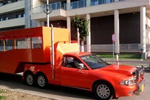 В Румынии легковой Audi превратили в экскурсионный тягач для перевозки пассажиров