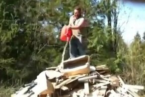 Житель американской глубинки пытается развести огромный костер