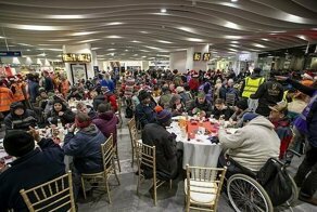 Железнодорожная станция Бирмингема на один день превратилась в столовую для бездомных