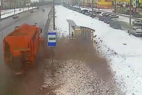 Уборка снега с грязевым "фонтаном"  в Волжском