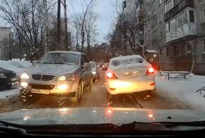 Оживлённое движение во дворе и принципиальный водитель