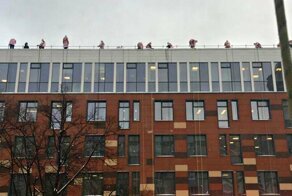 Новогодний десант: 60 Дедов Морозов спустились на тросах, чтобы поздравить детей 