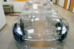Полностью прозрачный Nissan 370Z для рекламы моторного масла
