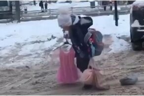 Очень целеустремленная девочка возвращается домой из школы