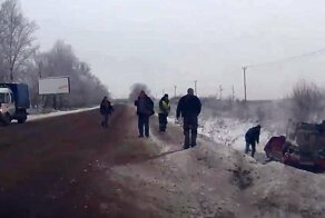 Помощь на дорогах: на ровном месте улетел в сугроб и перевернулся