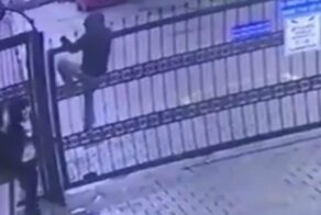 Попытка перелезть через забор обернулась порванными штанами и смехом друзей