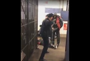 Полицейский пытается отбиться от наркоманов в метро Нью-йорка