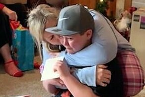 Лучший подарок: 11-летний мальчик расплакался, узнав, что его усыновили в Рождество