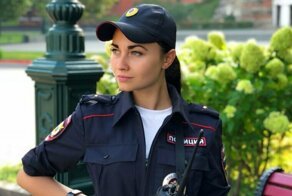 Милые сотрудницы полиции в форме и без нее