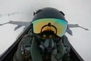 Удар молнии в кабину истребителя ВВС Кувейта попал на видео