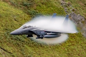 Потрясающие кадры полета: истребитель F-15 Strike Eagle создал вокруг себя облако