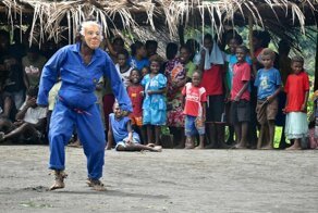 Культ карго: зачем папуасы делают самолеты из соломы и навоза