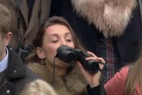 Зрительница Челтнемских гонок пронесла горячительное в бинокле, но попала в поле зрения оператора
