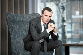 Игорь Верник проехал по пешеходному тротуару в окружении охраны
