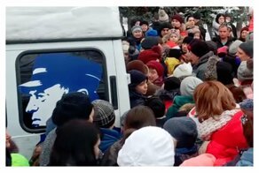 В погоне за халявой: жители Курска устроили давку из-за конфет и бесплатных календарей