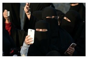 В Саудовской Аравии мужчин обязали уведомлять жен о разводе с помощью SMS
