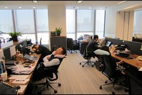 Вот почему японцам разрешают спать на работе